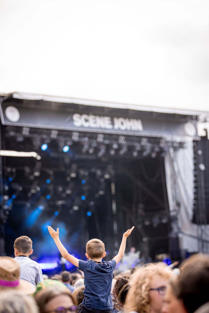 Enfant scène John Enfant scène John